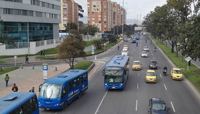 Servicios zonales por una avenida principal de Bogotá
