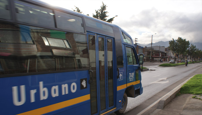 Bus zonal en movimiento en  una calle de Bogotá