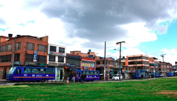 Buses del SITP ingresando a un barrio de Bogotá