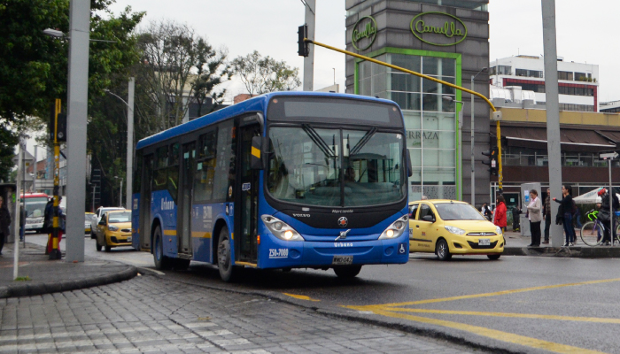Ruta del SITP en  operación por una calle  de Bogotá