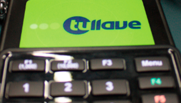 Imagen  con tarjeta tullave en el datáfono de recarga del Sistema  TransMilenio