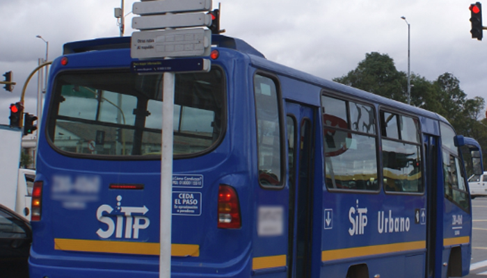 Bus Urbano pasando por un paradero