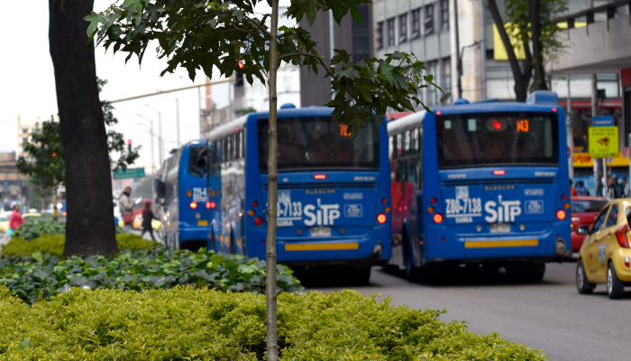 2 buses urbanos en una calle de Bogotá