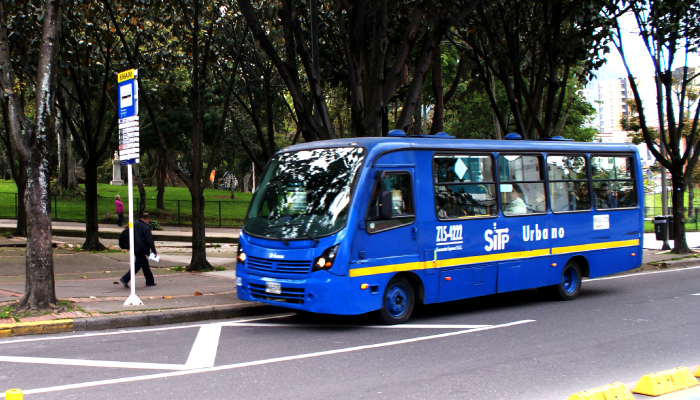 Bus del SITP llegando a un paradero Múltiple