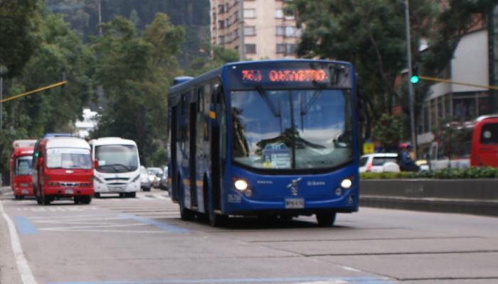 Servicio urbano del SITP  por una  carrera de Bogotá