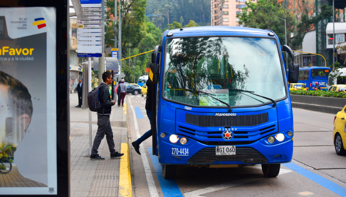 Ruta urbana recogiendo usuarios en un paradero