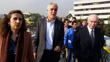 Alcalde Enrique Peñalosa, empresarios y Gerente de TransMilenio caminano en el Sistema TransMilenio
