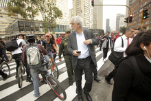 Alcalde de Bogotá Enrique Peñalosa en el centro de la ciudad en el Día Sin Carro y Sin Moto