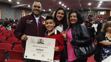 Conductor Julián Reyes con certificación de Operador Senior, junto a su familia.  