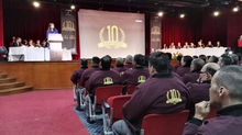 Conductores del Sistema en la ceremonia del Operador 10, escuchando el discurso de Bienvenida de la Dra. Alexandra Rojas, Gerente General de TRANSMILENIO S.A.