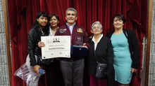 Rodrigo Cortés recibe reconocimiento a su labor junto a su familia, en la ceremonia del Operador 10.